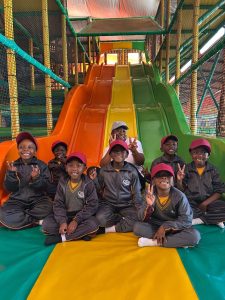 play-cntr-staff&kids2