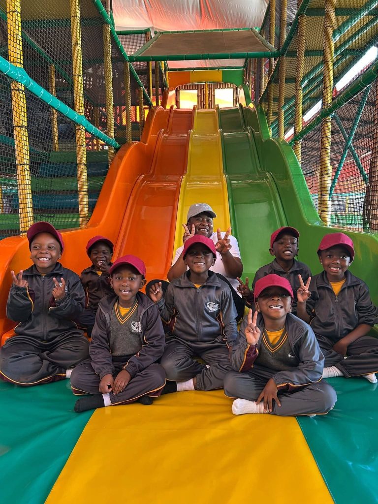 play-cntr-staff&kids2